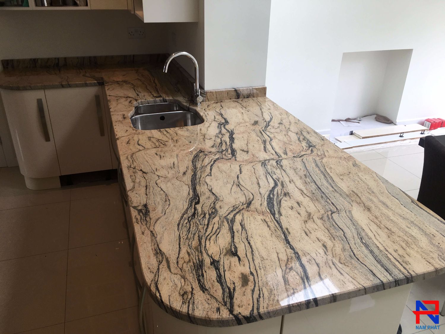 Đá bàn bếp tự nhiên Prada GoldNP B035