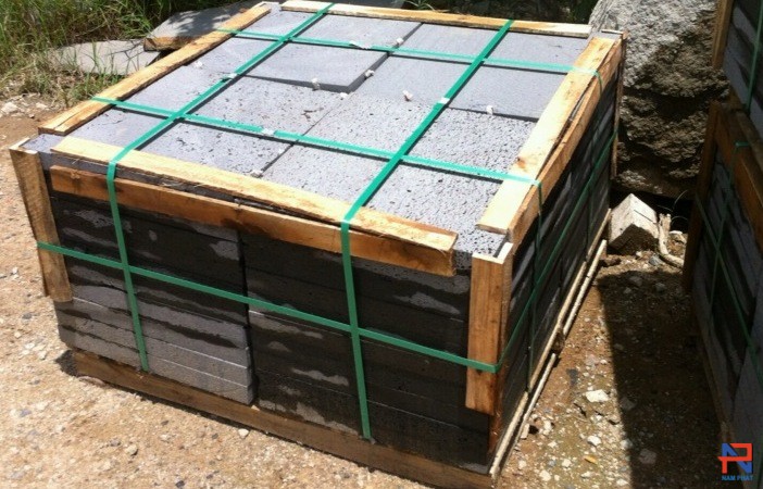 Đá ong xám lát nền lỗ kiến 30x30