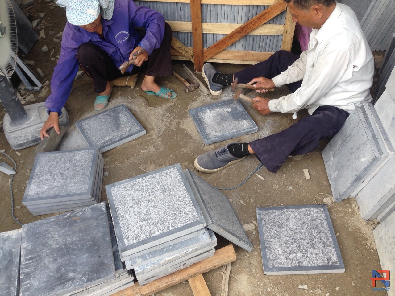 sản xuất đá xanh đen băm mặt trừ viền 40x40