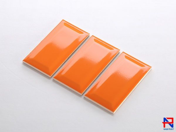 Gạch thẻ ốp bếp màu cam đậm bóng vát cạnh 75x150mm