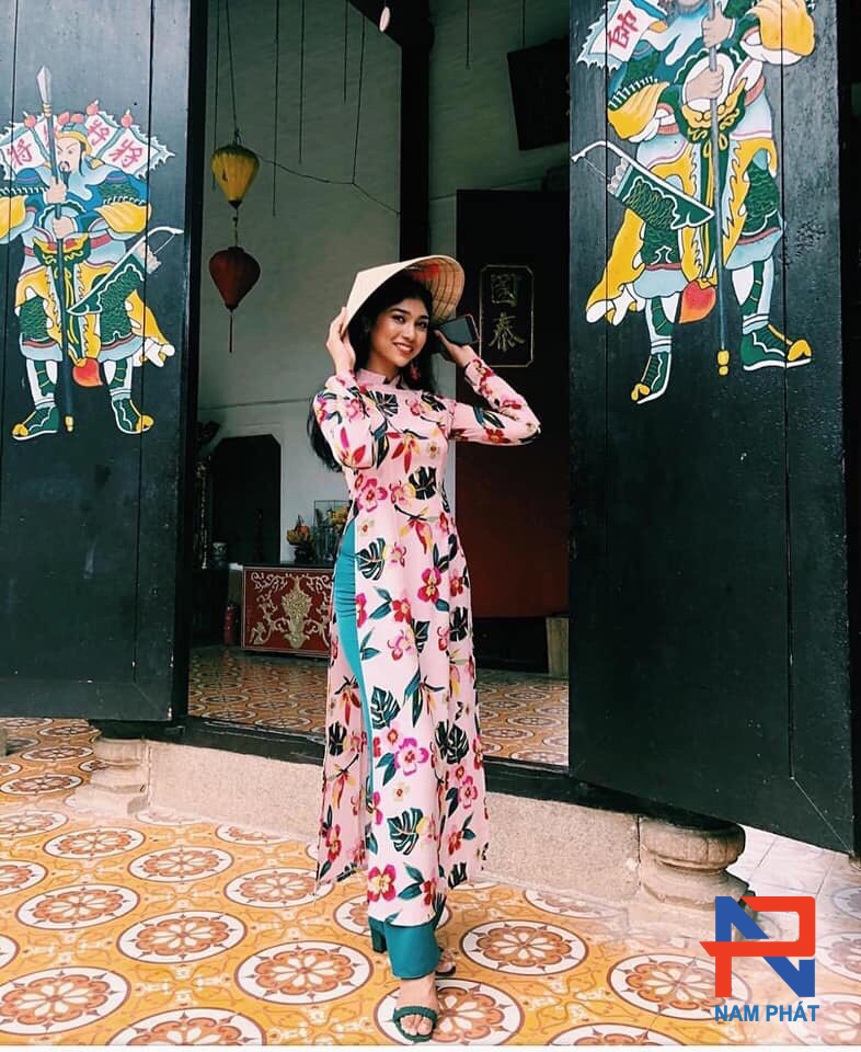 áo dài cùng với gạch bông đẹp