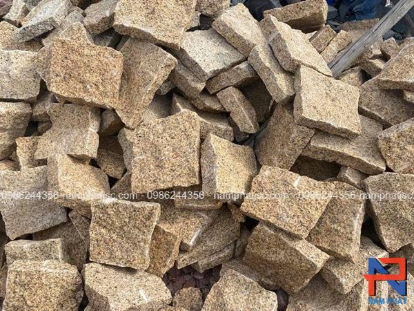 Đá cubic vàng chẻ tay ốp tường 