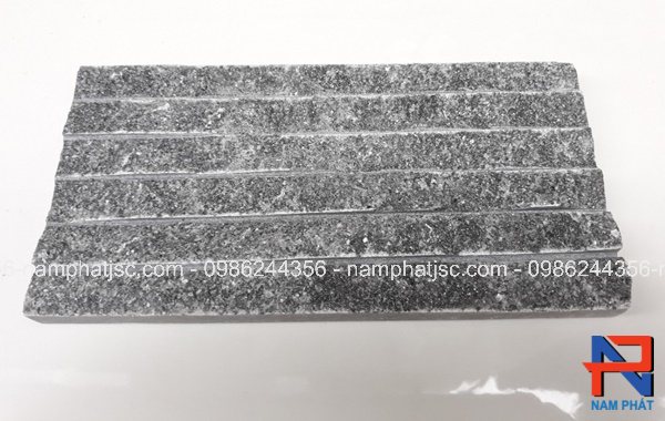 Đá chẻ đen ánh kim kích thước 10x20 cm 