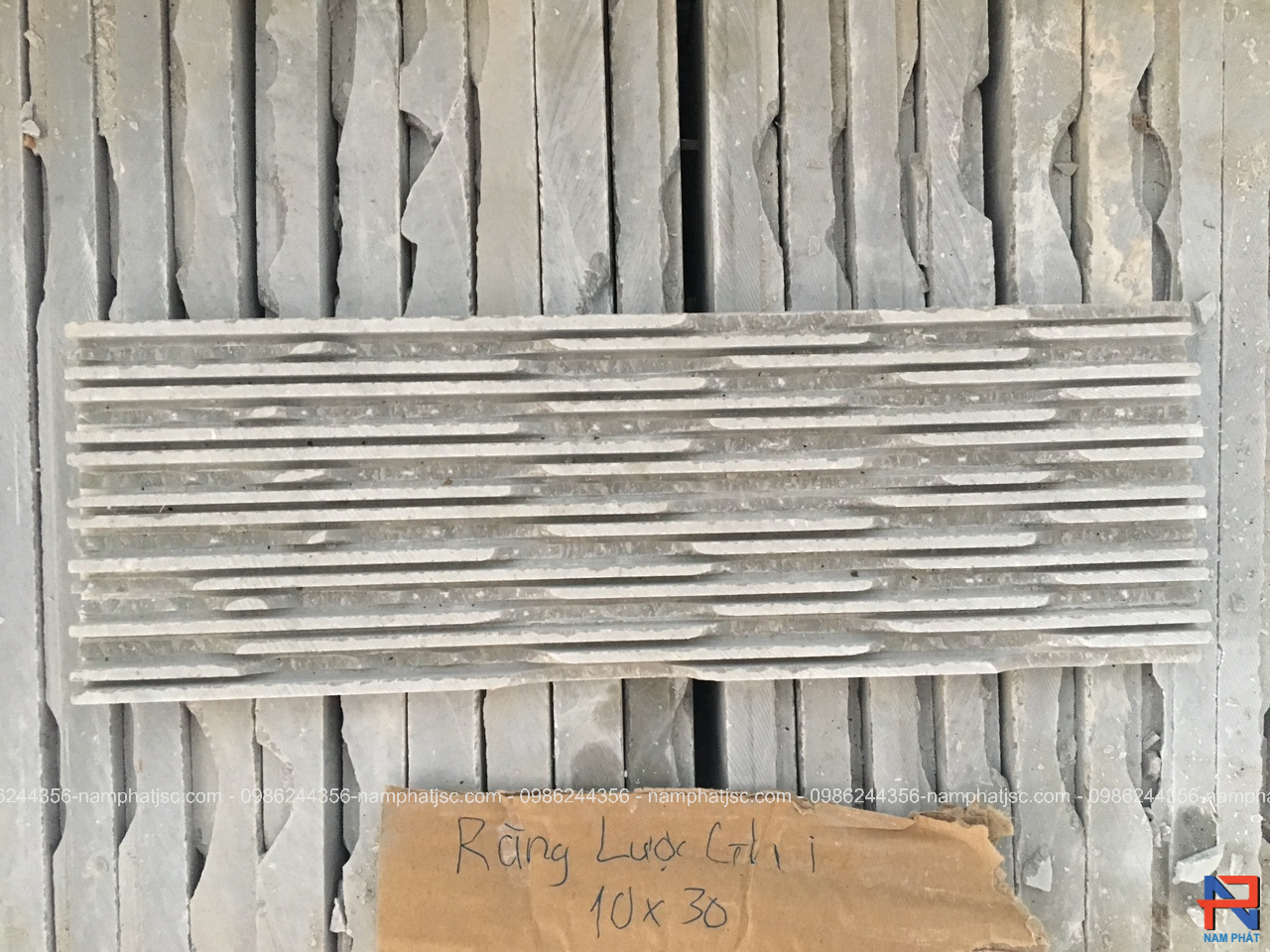Đá răng lược màu ghi 10x30 cm 