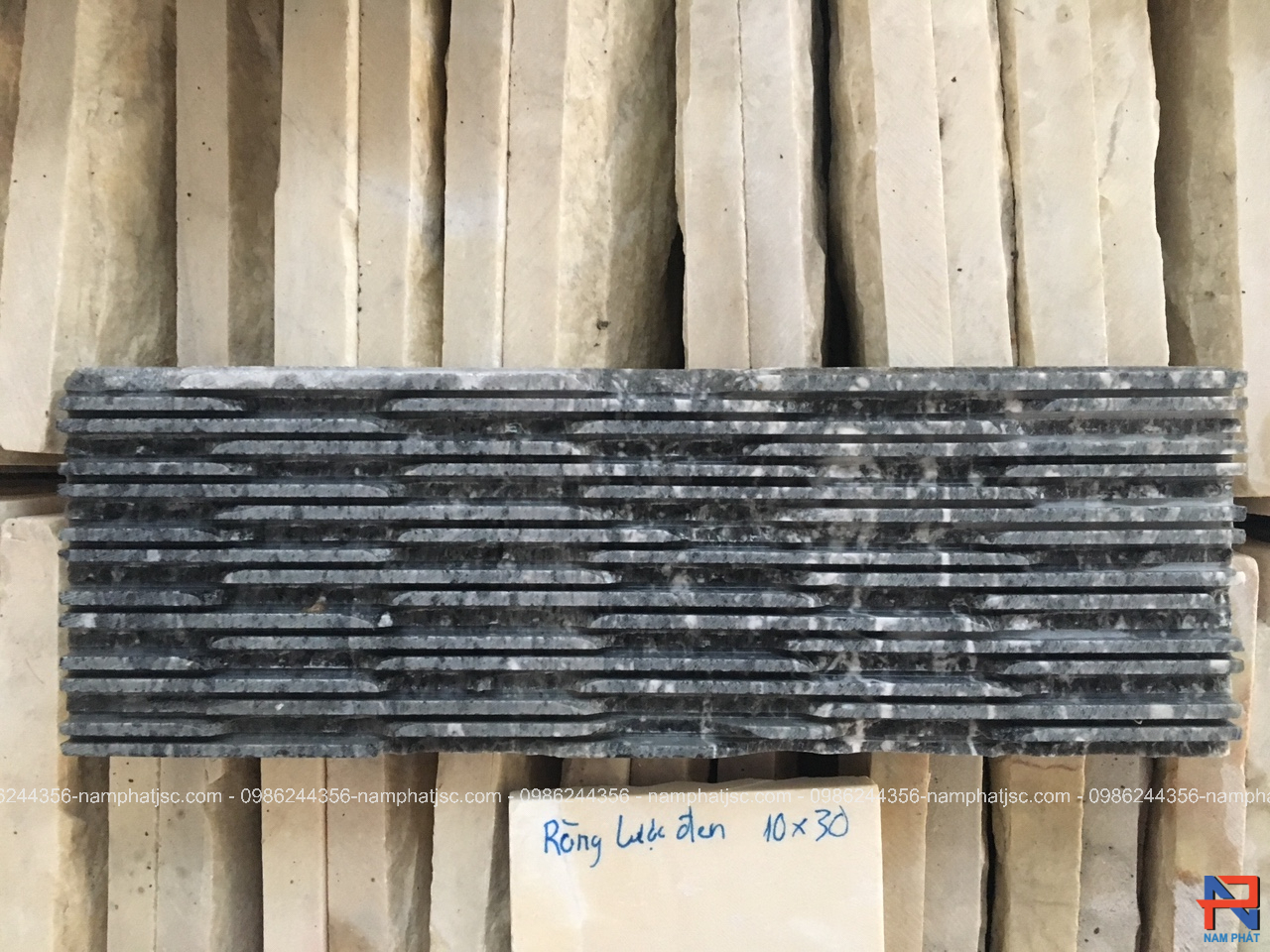 Đá răng lược đen kích thước 10x30 cm 