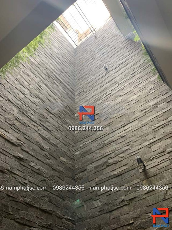 Đá slate đen ghi ốp giếng trời 